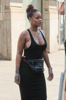 Rihanna - Chanteuse/actrice aux gros seins et aux courbes généreuses, sans soutien-gorge, montrant de gros seins