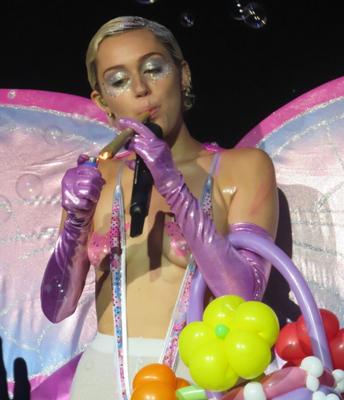 Miley Cyrus Oben ohne (Pasties) und weiße Strumpfhosen