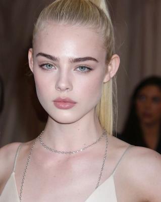 Elle Fanning transformée en Billie Eilish