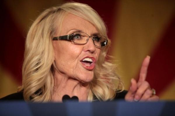 Adoro masturbarme con la conservadora Jan Brewer.