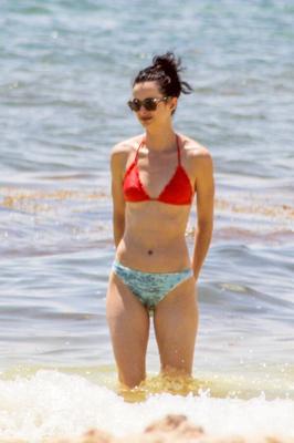 Krysten Ritter de biquíni em uma praia em Cancún