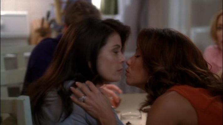 Eva Longoria besando a Teri Hatcher