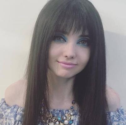 Foto recente de Eugenia Cooney, pensamentos?