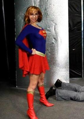 La célébrité MILF Kari Byron en tant que faux bondage de supergirl