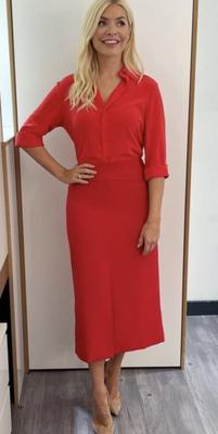 Holly Willoughby quente como o inferno