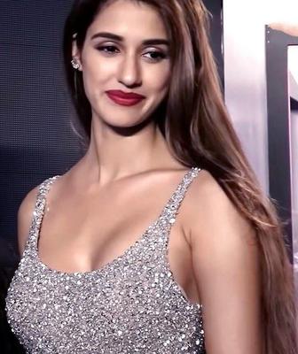 Disha Patani - Une célébrité indienne glamour et aux gros seins pose en tenue sexy