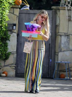 Kate Hudson com saia colorida e blusa amarela