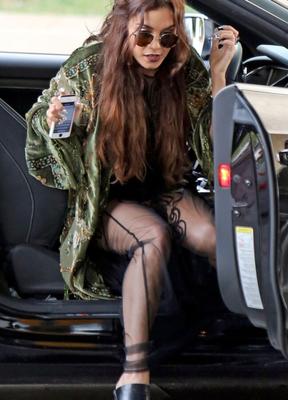 Vanessa Hudgens en jupe haute à West Hollywood