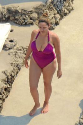 Kelly Brook - Babe britânica peituda com decote profundo e corpo grande