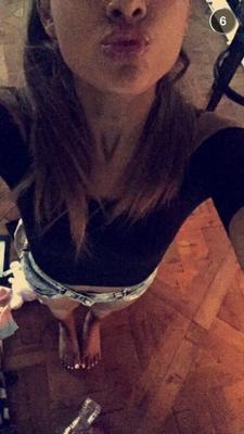 Ariana Grande montre ses pieds sur Snapchat