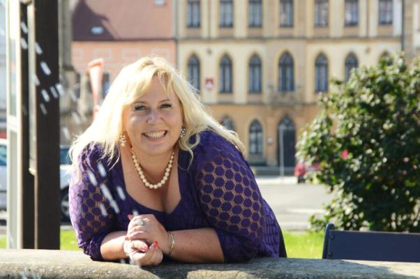 Schöne reife BBW-Ministerin (nicht nackt)