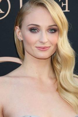 Sophie Turner magnifique AF à la première de Dark Phoenix