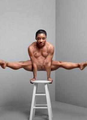 Simone Biles nua