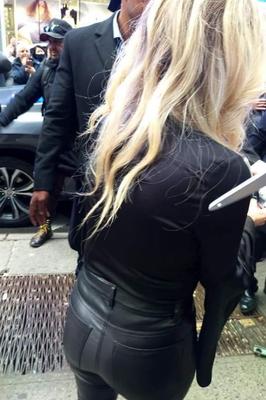 Avril Lavigne ass