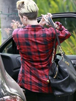 Miley Cyrus llegando al Hard Work Studio en Los Ángeles