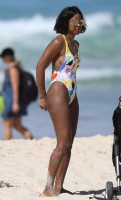 Kelly Rowland Chocolate culo en traje de baño