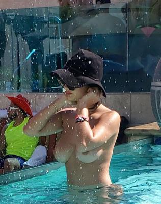 Tao Wickrath - Topless en la fiesta en la piscina del club de striptease, fotos sexys en la playa