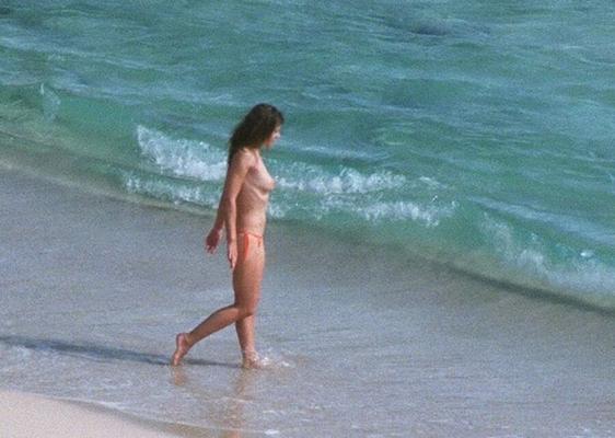 Elizabeth Hurley oben ohne am Strand