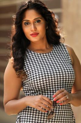 Sowmya Venugopal – Sexy kurvige indische Promi-Posen aus Tamil/Telugu