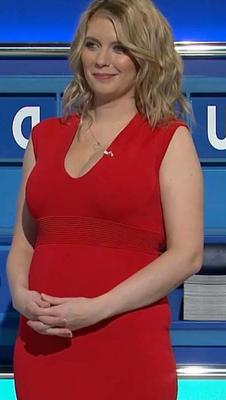 Rachel Riley, une MILF aux gros seins