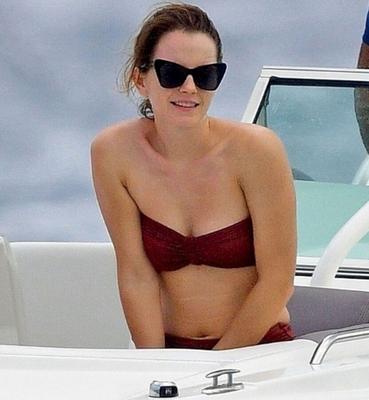 Emma Watson comiéndose el culo en bikini