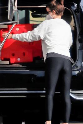 Kate Mara leggings/yoga pants (nice butt)