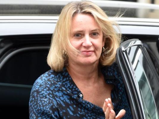 Políticas femininas: britânica GILF Amber Rudd, fodível?