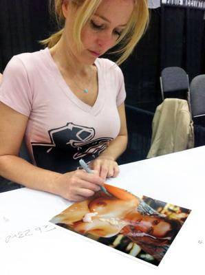 Gillian Andersons special autograph session