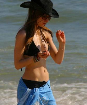 Avril Lavigne incredible beach body