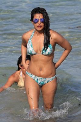 Priyanka Chopra nadando en bikini en una playa de Miami