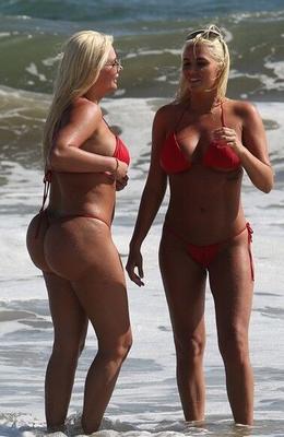 Big Butt Shannon Twins zeigen am Strand ihre frischgebackenen fetten Ärsche