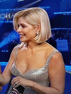 Sexy Holly Willoughby dançando no gelo