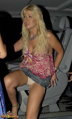 Tara Reid (sous la jupe)