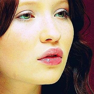 Emily Browning para falsificações de gozadas faciais.