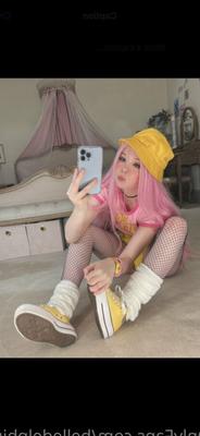 Belle Delphine - Chapeau jaune