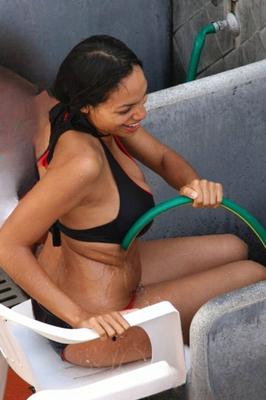 Rosario Dawson en bikini montrant son gros butin