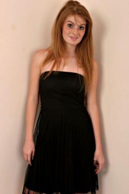 Faye Reagan belleza vestido negro