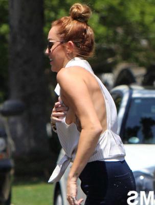 Miley Cyrus pieds nus et sans soutien-gorge