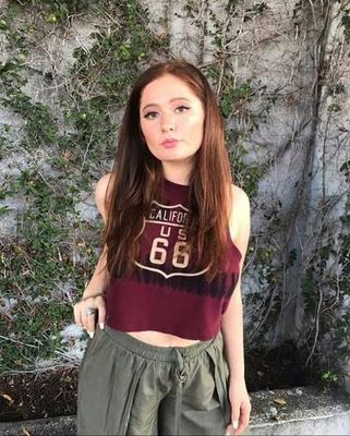 Emma Kenney sans vergogne (moine)