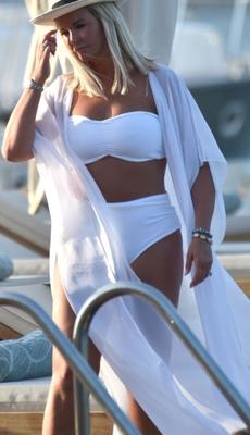 Jennifer Ellison en sexy bikini blanco de vacaciones en Turquía