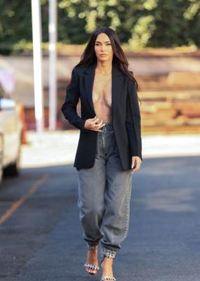 Megan Fox ne porte presque rien pour couvrir ses seins