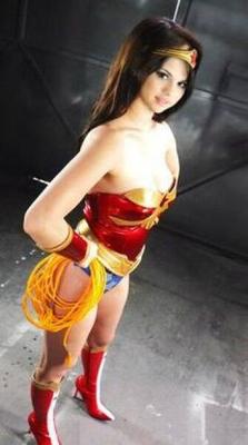 Selena Gomez dans le rôle de la super-héroïne Wonder Woman bondage