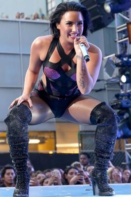 Demi Lovato hotpants & overknee XXIX