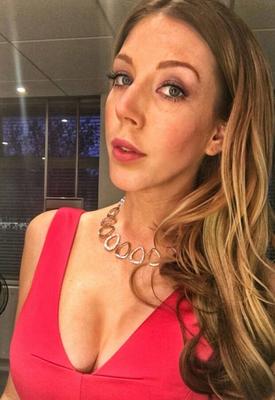 Promi steht vor dem Abspritzen für die Katherine Ryan Edition