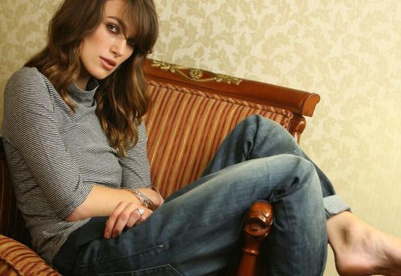 Keira Knightley pieds nus