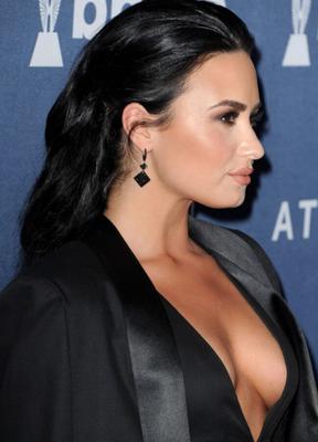 Demi Lovato sin sujetador V