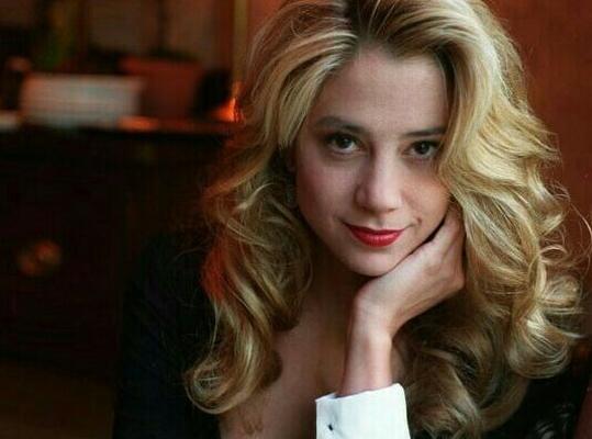 Famous Gals: Mira Sorvino