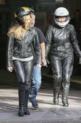 Amanda Holden in Lederjeans