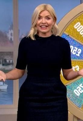 Die britische TV-Schlampe Holly Willoughby zeigt wieder ihren sexy Körper