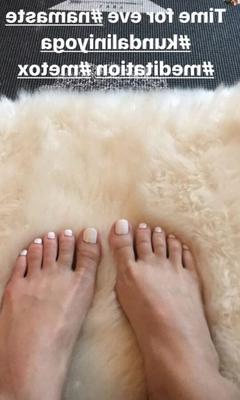 Sexy feet : Beth Behrs